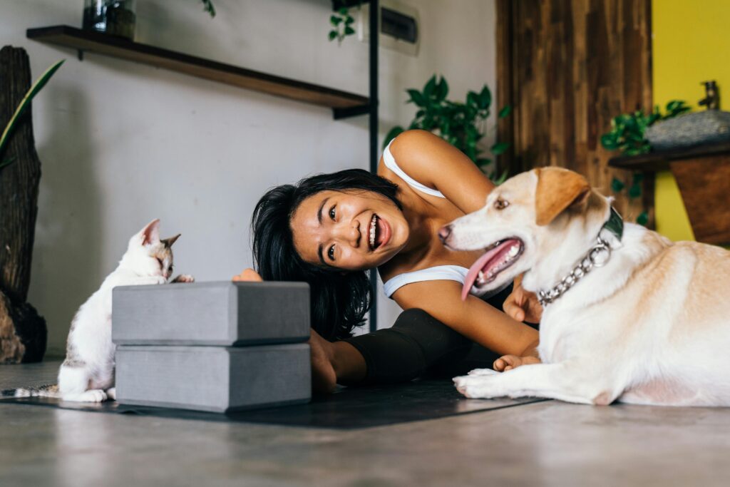 Foto kucing dan anjing yang tidak sakit bersama pemiliknya